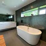 Beautiful With Free Private Parking Вилла