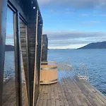 Beautiful With Free Private Parking