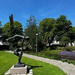 Вилла Beautiful With Free Private Parking Саннес