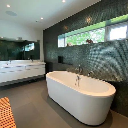 Beautiful With Free Private Parking Villa