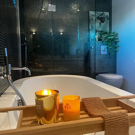 Beautiful With Free Private Parking Villa *