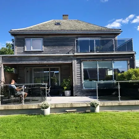 Beautiful With Free Private Parking Villa